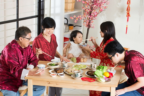 Ngày Tết, cần đảm bảo thực phẩm an toàn trước khi “thụ lộc”.