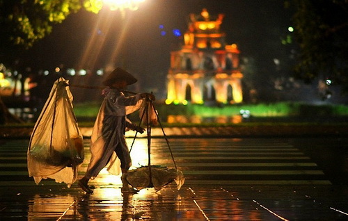 Đêm là thời khắc mà ta vẫn tưởng như yên tĩnh nhất lại chính là lúc ta nhận ra nhiều thứ âm thanh nhất.