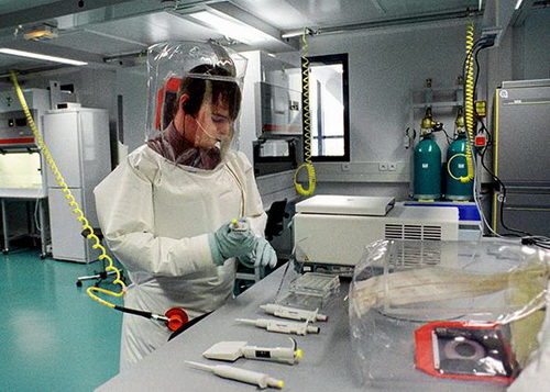 Kỹ thuật viên đang làm việc trong phòng thí nghiệm được thiết kế cho các loại virus và vi khuẩn cực kỳ nguy hiểm ở Lyon (Pháp) vào năm 1999. Ảnh nguồn: Reuters