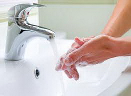 Rửa tay thường xuyên với xà phòng giảm hẳn tỷ lệ mắc bệnh.