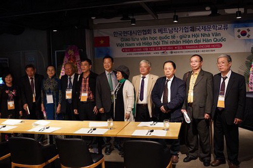 Nhà thơ Nguyễn Thanh Kim (thứ 3 từ phải sang) trong sự kiện giao lưu thơ tại Busan- Hàn Quốc tháng 10/2019.