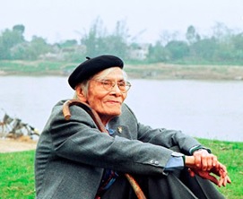 Nhà thơ Hoàng Cầm bên dòng sông Đuống.