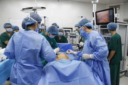 Bác sĩ Bệnh viện K tiến hành ca phẫu thuật nội soi cho bệnh nhân ung thư với sự hỗ trợ của hệ thống Robot Da Vinci XI.