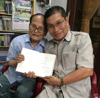 Nhà thơ Giang Nam tặng sách cho nhà thơ Lê Tuấn Lộc tại nhà riêng.