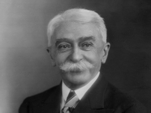 Pierre de Coubertin (Pie đơ Cubectanh, 1863-1937) .