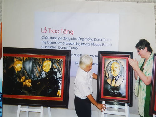 Tác giả Phạm Xuân Trường trong lễ trao tác phẩm tranh gò đồng của ông tặng Tổng thống Mỹ Donald Trump.