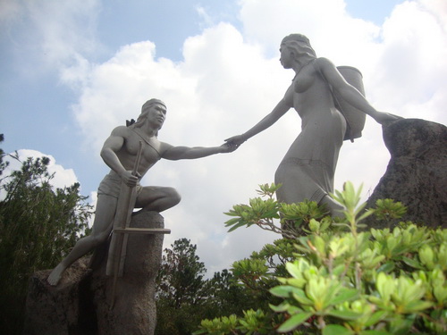 Tượng tình yêu trên đỉnh Lang Biang.