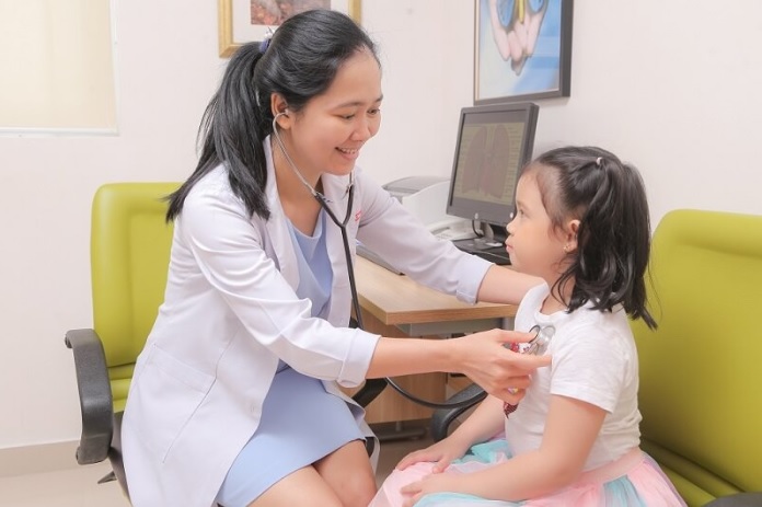 Cha mẹ cần đưa trẻ đến khám bác sĩ khi trẻ bị sốt.