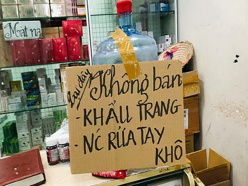 Hình ảnh một cửa hàng treo tấm cát tông không bán khẩu trang.
