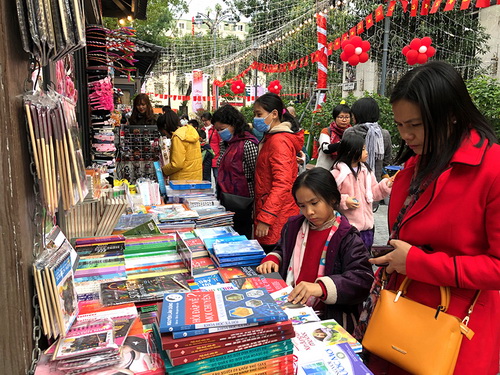 Phố sách Xuân Canh Tý tại Hà Nội thu hút đông đảo người dân và các em nhỏ đến mua sách, tham quan.