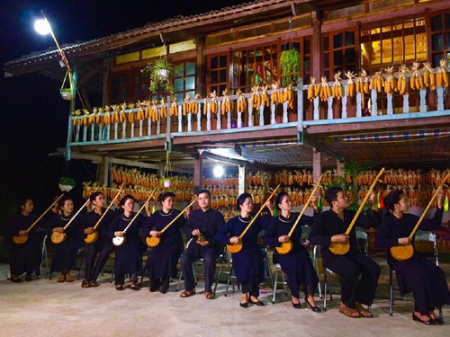 Đội văn nghệ du lịch cộng đồng xã Quỳnh Sơn biểu diễn phục vụ khách du lịch.