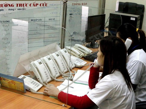 Các bác sĩ vừa trực cấp cứu vừa trực đường dây nóng tại bệnh viện.
