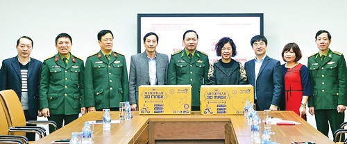 Ông Hà Ngọc Sơn - Chủ tịch HĐQT Tập đoàn AIKYA PHARMA (thứ ba từ phải sang) trao tặng khẩu trang y tế cho các đơn vị quân đội và Truyền hình Quốc hội.