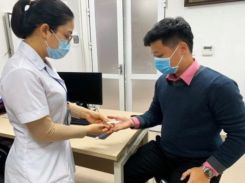 Nhân viên y tế hướng dẫn cách rửa tay bằng xà phòng và kiểm tra thân nhiệt tại bệnh viện. Nhân viên y tế hướng dẫn cách rửa tay bằng xà phòng và kiểm tra thân nhiệt tại bệnh viện.