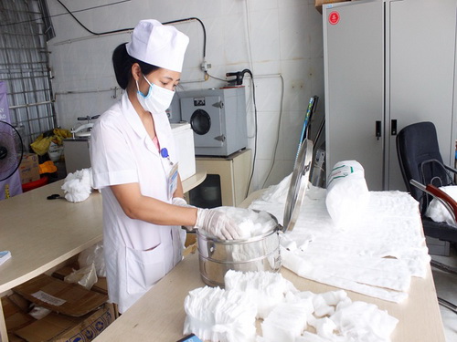 Vô trùng bông, băng nhằm phòng, chống lây nhiễm chéo. Vô trùng bông, băng nhằm phòng, chống lây nhiễm chéo.