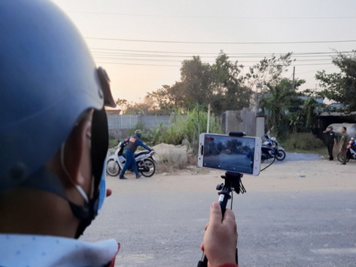 Một người dân dùng điện thoại livestream khu vực bên ngoài nhà hoang - nơi Tuấn “khỉ” bị tiêu diệt. Một người dân dùng điện thoại livestream khu vực bên ngoài nhà hoang - nơi Tuấn “khỉ” bị tiêu diệt.