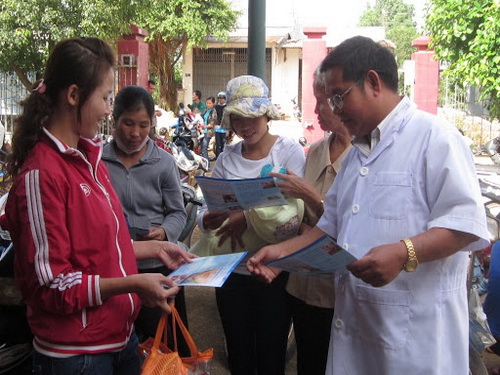 Cán bộ Trạm Y tế xã Ea Kao (TP. Buôn Ma Thuột) tuyên truyền cho người dân về biện pháp phòng chống các bệnh truyền nhiễm.