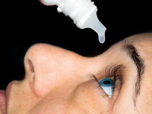 Nước muối sinh lý 0,9% hay nước mắt nhân tạo giúp bôi trơn mắt, giảm khô mắt.
