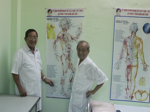 BS. Đồng và lương y Nguyễn Trung Kiên bên phác đồ điều trị Đông y để điều trị miễn phí cho người nghèo, cựu chiến binh khó khăn.
