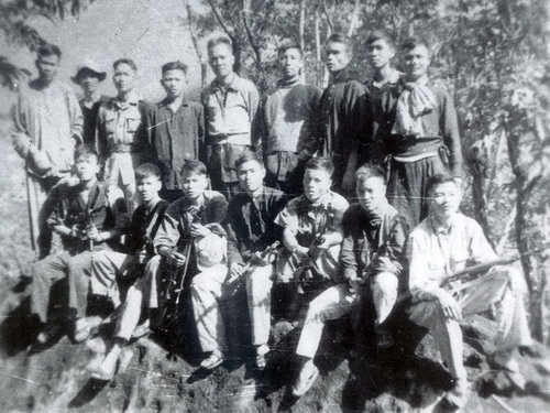 Luật sư Nguyễn Hữu Thọ (hàng đứng, thứ 5 từ trái sang) ở Phú Yên năm 1961   (Ảnh tư liệu, chụp lại ở Bảo tàng Phú Yên).