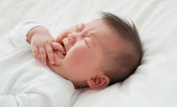 Trẻ hay giật mình khi ngủ có phải là bệnh?