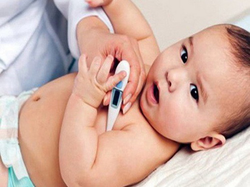 Hạ sốt cho trẻ khi trẻ sốt trên 38,50C.
