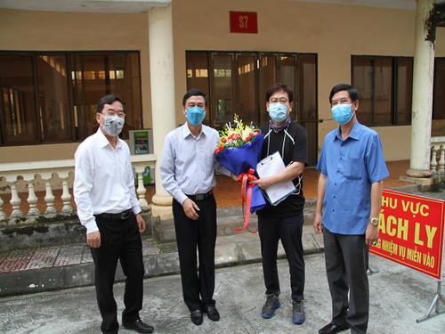 Lãnh đạo UBND tỉnh Thái Bình và Sở Y tế trao giấy xác nhận sức khỏe cho công dân Hàn Quốc sau cách ly. Ảnh: Hoàng Thía