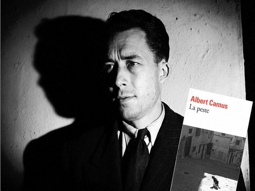 Albert Camus (1913-1960) và tác phẩm “La peste” (Dịch hạch), tiểu thuyết xuất bản năm 1947 hồi sinh ấn tượng.