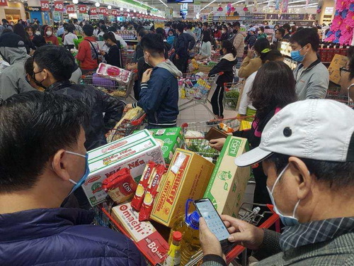 Đổ xô đi mua hàng tích trữ là một biểu hiện của khủng hoảng tâm lý mùa dịch.