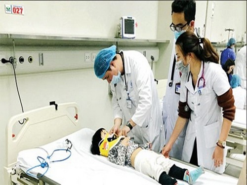 Các bác sĩ khám cấp cứu cho một bệnh nhi tại Bệnh viện Nhi Trung ương.