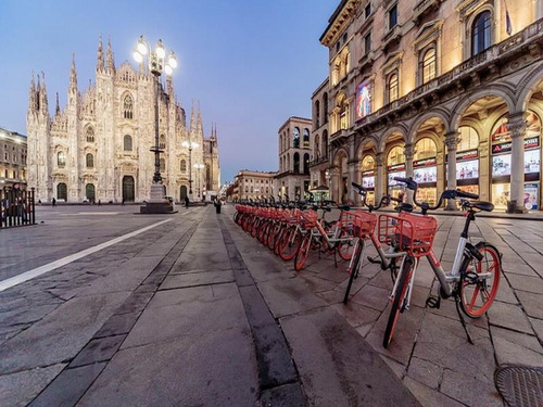 Đường phố ở Italya không một bóng người.