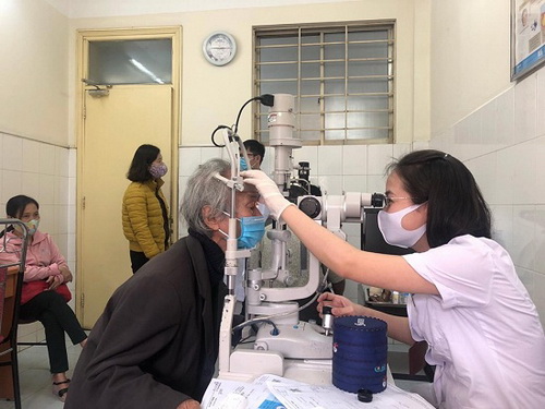Khám mắt tại Bệnh viện Mắt Trung ương. Ảnh: Nguyễn Hoàng