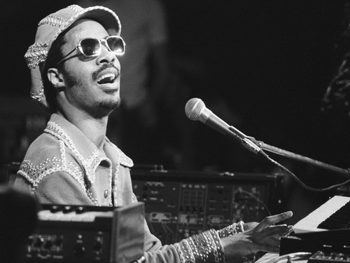 Thần đồng Stevie Wonder trên sân khấu nhạc trẻ Mỹ, thập kỷ 1970. Thần đồng Stevie Wonder trên sân khấu nhạc trẻ Mỹ, thập kỷ 1970.