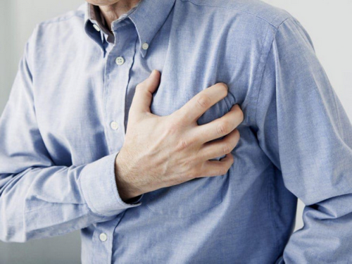 Một số triệu chứng của bệnh tim mạch lại cũng rất dễ bị nhầm lẫn với triệu chứng nhiễm COVID-19 như khó thở, đau ngực...