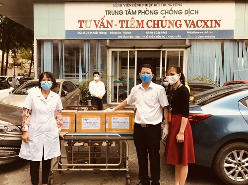 Đại diện tập đoàn Aikya trao tặng thực phẩm bảo vệ sức khỏe cho Bệnh viện Bệnh nhiệt đới Trung ương.