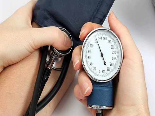 Thường xuyên theo dõi huyết áp để biết được tình trạng sức khỏe và có cách can thiệp kịp thời.