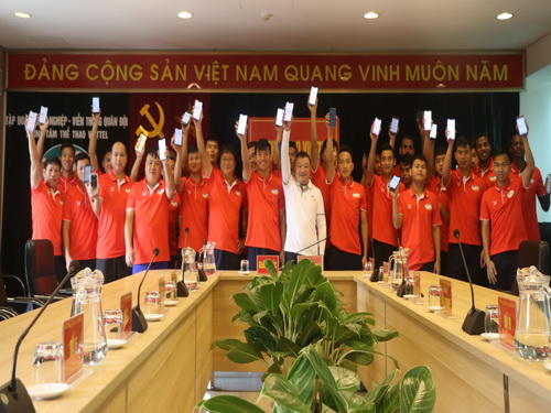 Ban huấn luyện cùng toàn thể các cầu thủ CLB bộ bóng đá Viettel nhắn tin ủng hộ chương trình phòng chống COVID-19.