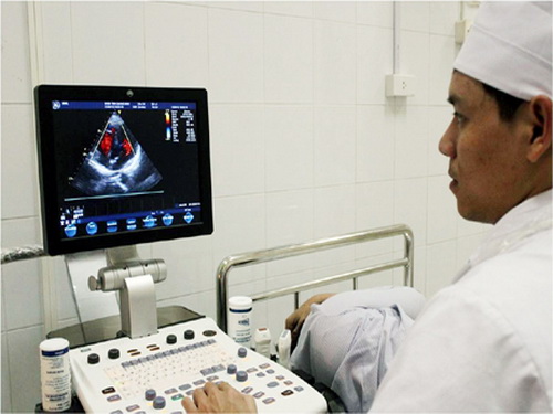 Siêu âm tim cho bệnh nhân để phát hiện sớm bệnh lý tim mạch.