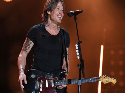 Keith Urban hào hứng trong chương trình biểu diễn tại nhà kho nhạc cụ, tại tư gia.