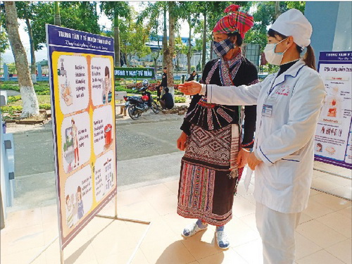 Cán bộ y tế hướng dẫn người dân thực hiện các biện pháp phòng chống dịch.