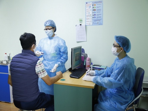 Bác sĩ Bệnh viện K khám cho người bệnh.