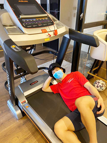 Công Phượng tạo dáng bên máy tập tại khách sạn.
