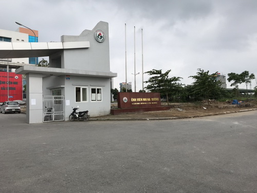 Cổng Bệnh viện Nhi Hải Dương trước và sau khi chính quyền địa phương ra tay xử lý.