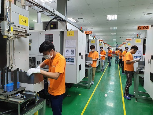 Công nhân luôn đeo khẩu trang trong quá trình sản xuất. Công nhân luôn đeo khẩu trang trong quá trình sản xuất.
