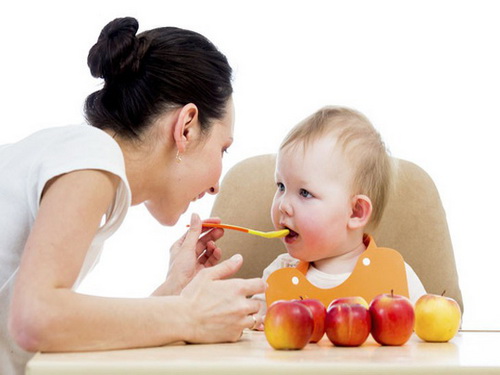 Cha mẹ nên quan sát sự phát triển ở răng của trẻ và bổ sung thức ăn có độ cứng phù hợp để răng của bé thích nghi và phát triển toàn diện hơn.