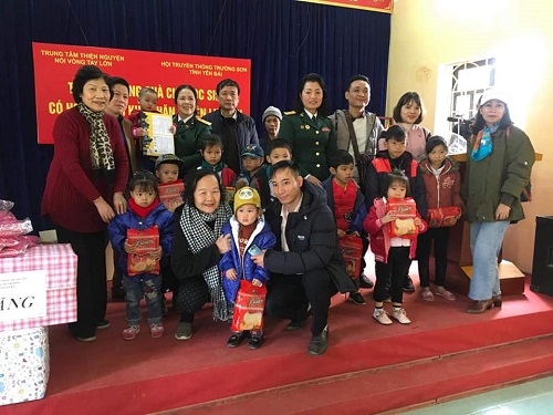 NSƯT Đức Lưu (người ngồi hàng đầu bên trái) tham gia từ thiện tại huyện Lục Yên, Yên Bái cuối năm 2019 vừa qua.