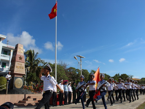 Diễu binh trên đảo Song Tử Tây.