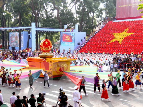 Khối thiếu nhi và thanh niên Việt Nam tham gia diễu hành kỷ niệm 40 năm Ngày Giải phóng miền Nam, thống nhất đất nước. Ảnh: TTXVN