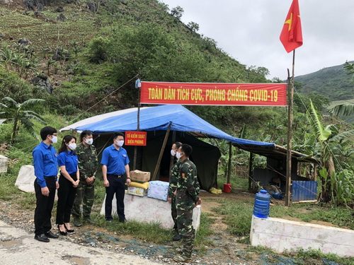 Tỉnh đoàn Lào Cai thăm, động viên chốt phòng dịch của BĐBP tại mốc 112, xã Bản Lầu, huyện Mường Khương. Ảnh: Hồng Tấm