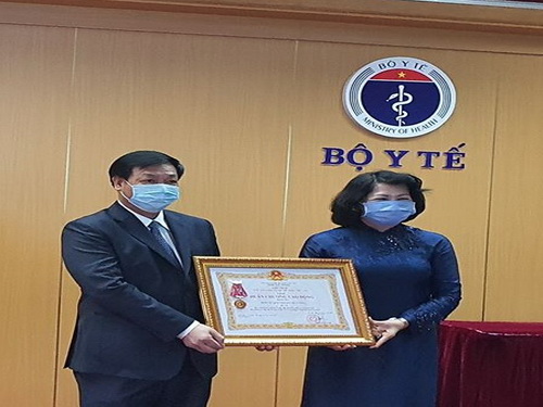 Phó Chủ tịch nước thăm, biểu dương BV Bệnh Nhiệt đới TW - đơn vị tiêu biểu trong công tác phòng chống dịch.